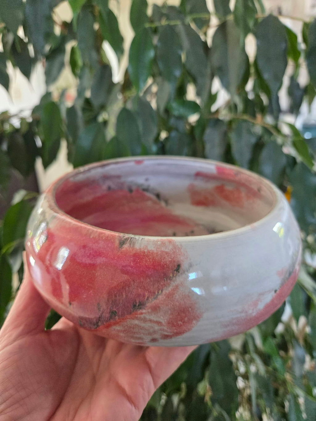 Skål, hvid og rosa med grønne detaljer, ø17