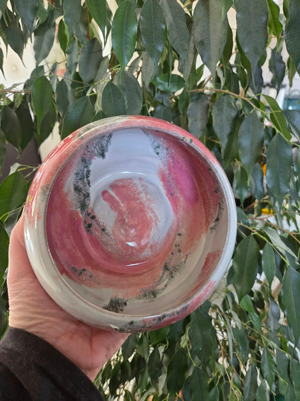 Skål, hvid og rosa med grønne detaljer, ø17