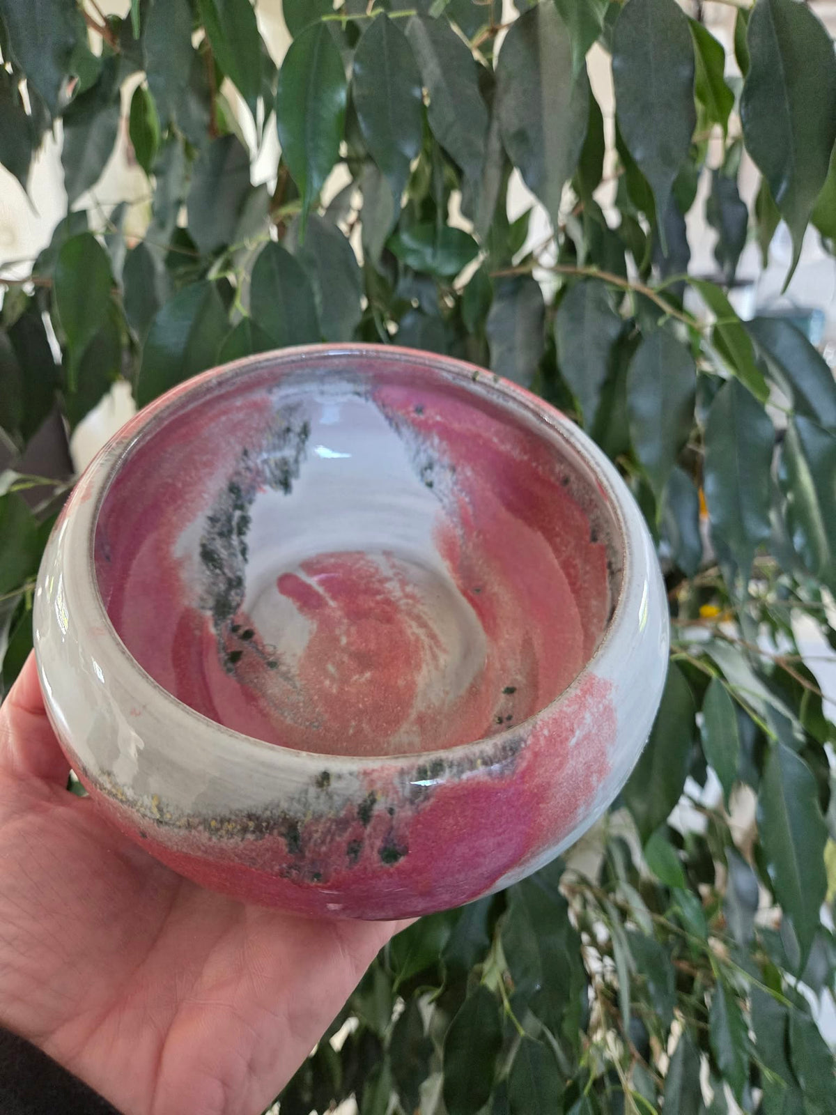 Skål, hvid og rosa med grønne detaljer, ø17