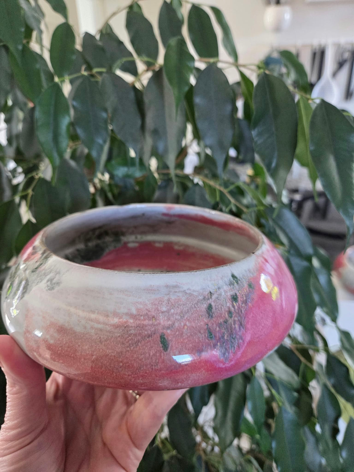 Skål, hvid og rosa med grønne detaljer, ø19