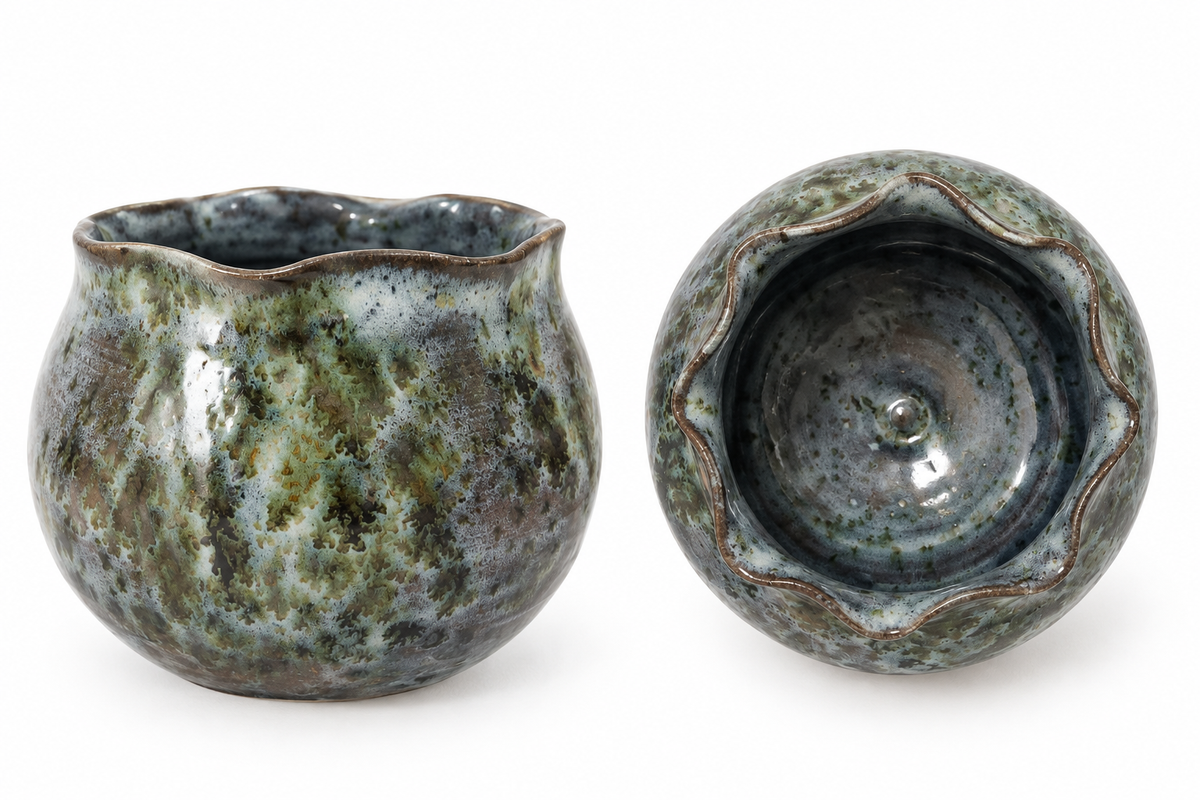 Vase, sort ler og grønne krystaller