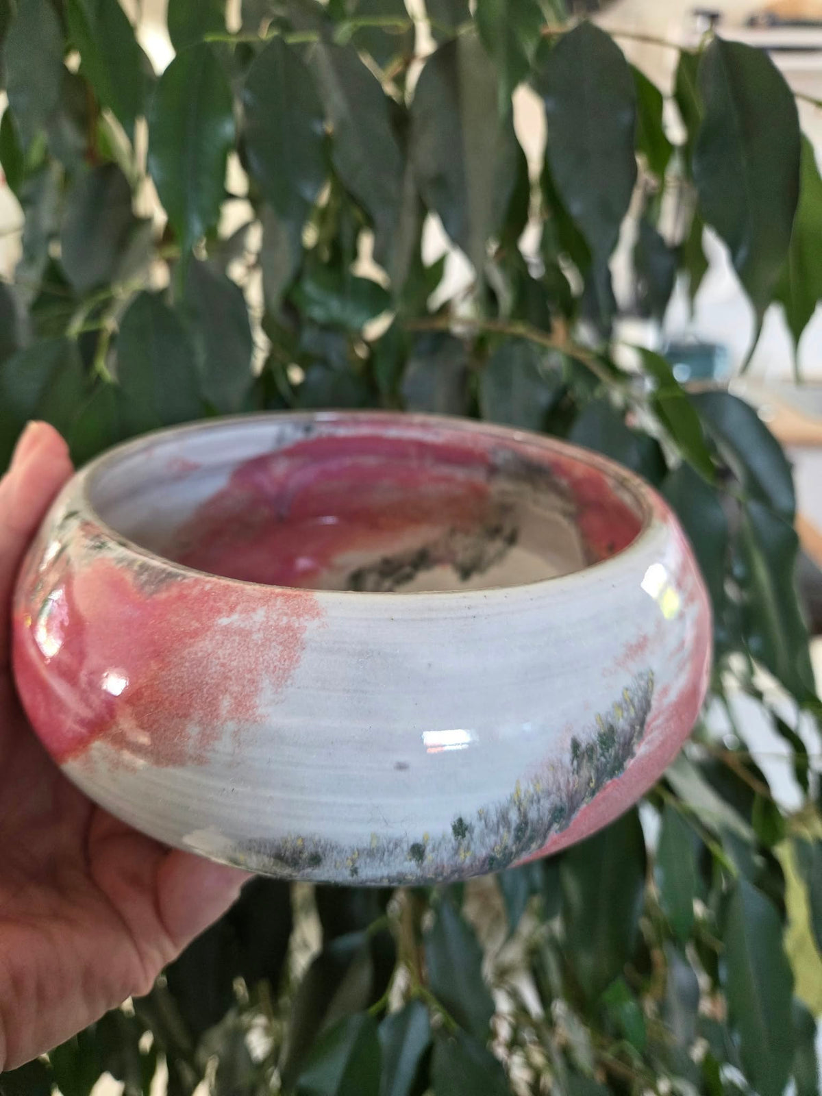Skål, hvid og rosa med grønne detaljer, ø17