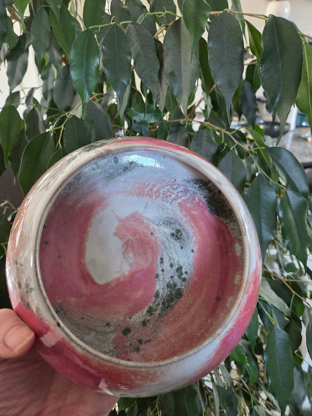 Skål, hvid og rosa med grønne detaljer, ø19
